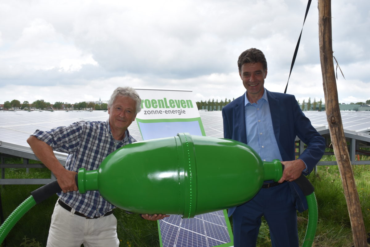 Wethouder Chris Dekker van gemeente Middelburg en Bouke Bouwman, voorzitter van Coöperatie Zonkracht Middelburg sluiten de lokale zonnebron officieel aan.