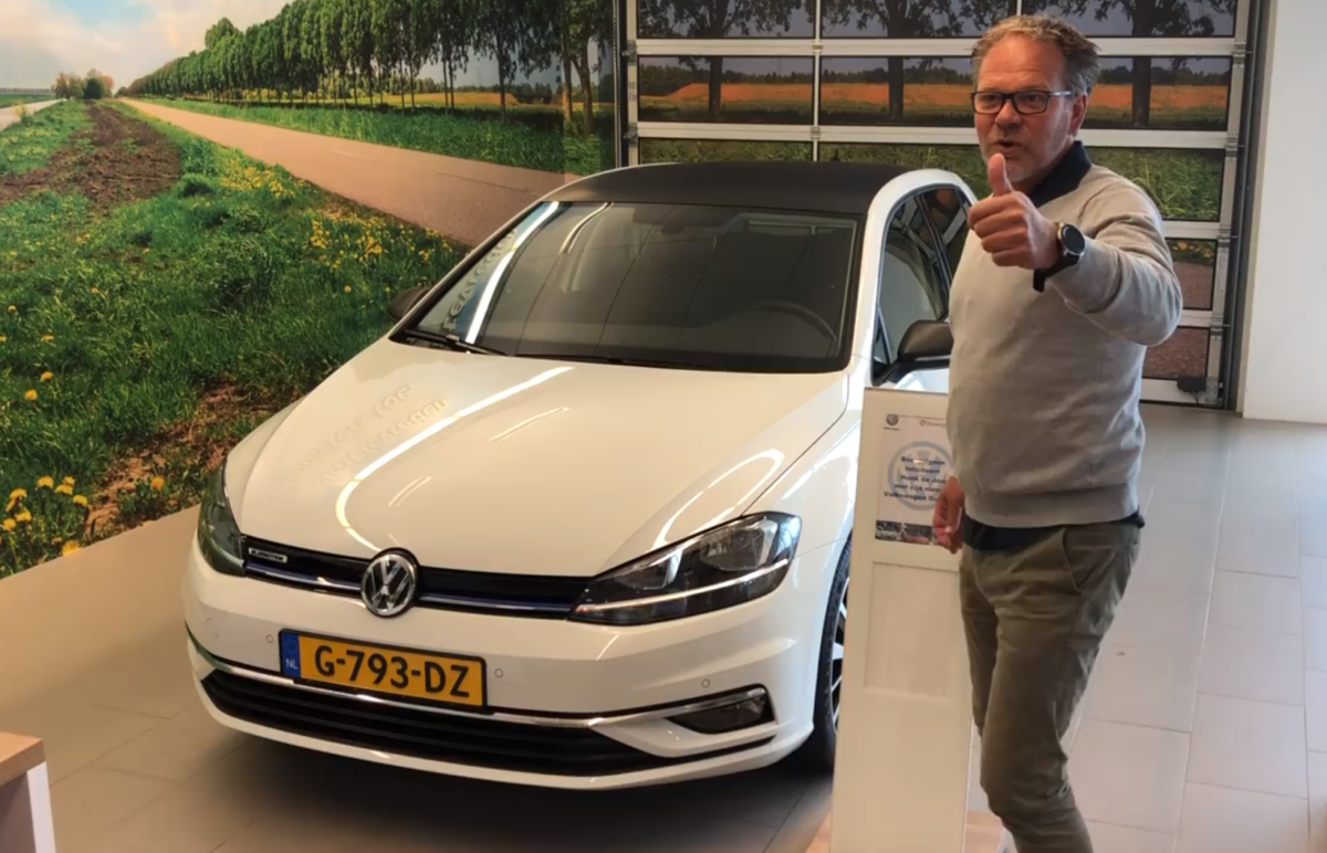 Cambuur-trainer Henk de Jong rijdt in Freonen-auto op groengas