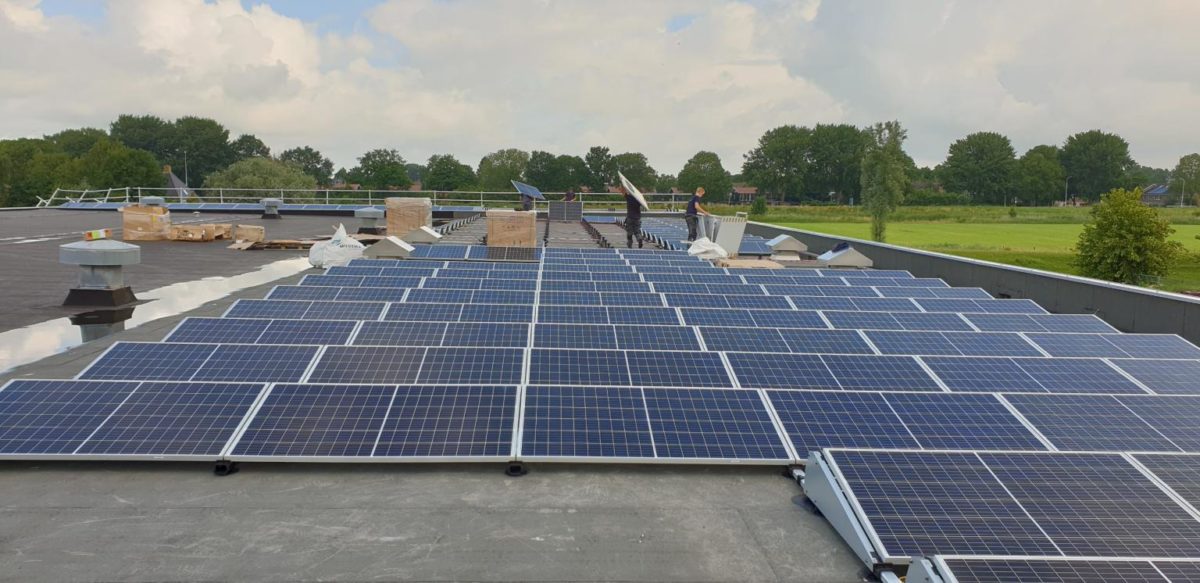 Freonen zorgen voor honderden zonnepanelen op bedrijfsdak Weidenaar in Dokkum