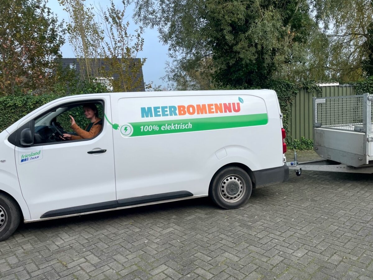 Elektrische bestelbus Toyota PROACE van Friesland Lease valt in smaak bij MeerBomenNu