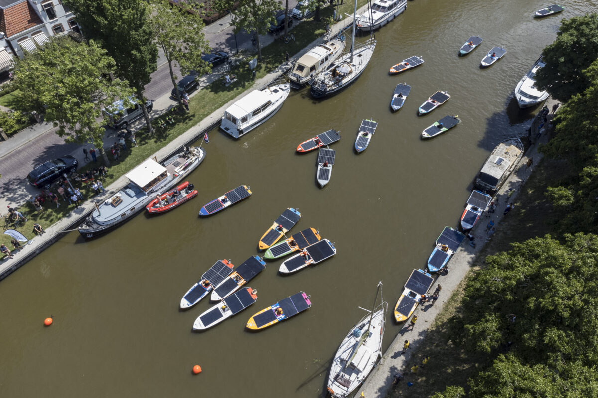Grote vloot zonneboten varen langs alle Elfsteden en zijn weer gefinisht in Leeuwarden