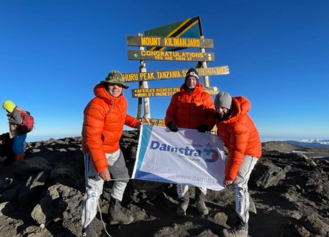 Vlag Damstra Installatiegroep wappert op Kilimanjaro