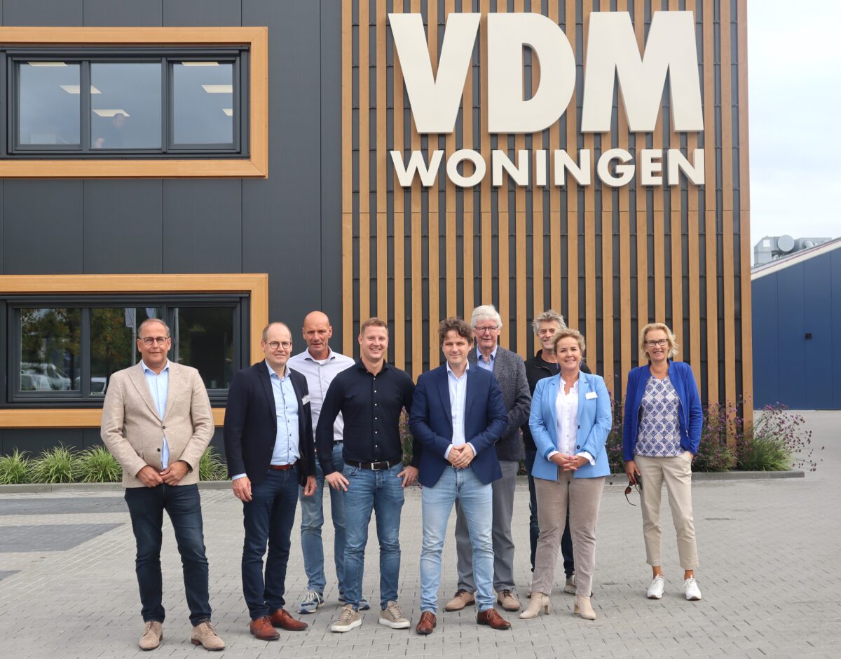 CDA-lijsttrekker Bontenbal bezoekt geïndustrialiseerde woningfabriek VDM Woningen